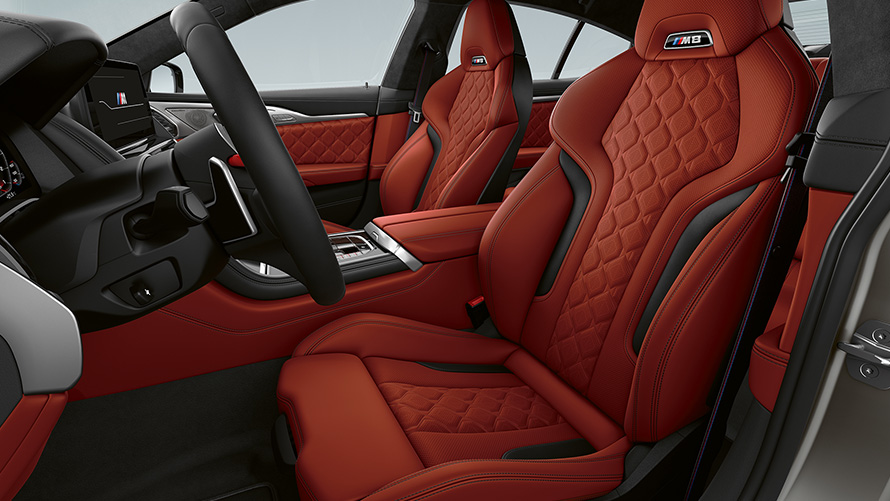 Fotele sportowe M z podświetlanym logo M8.